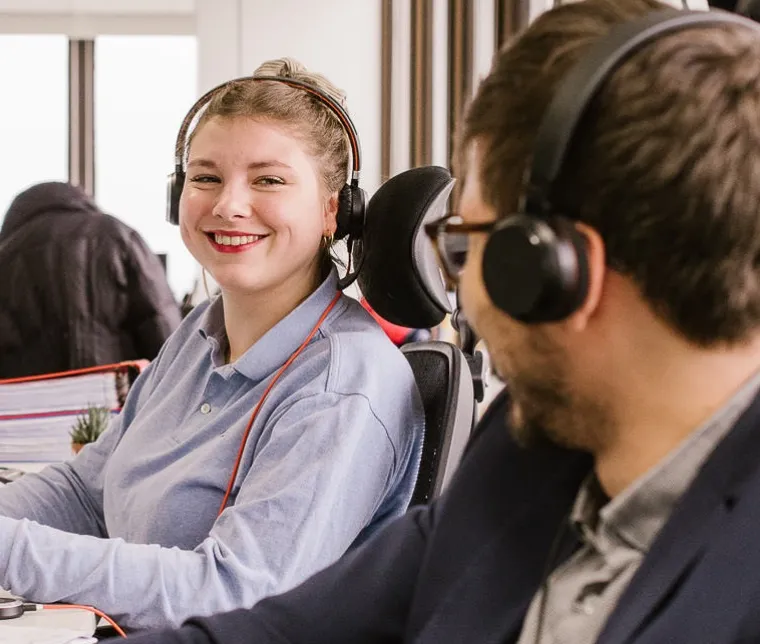 Employée souriante avec casque Effy