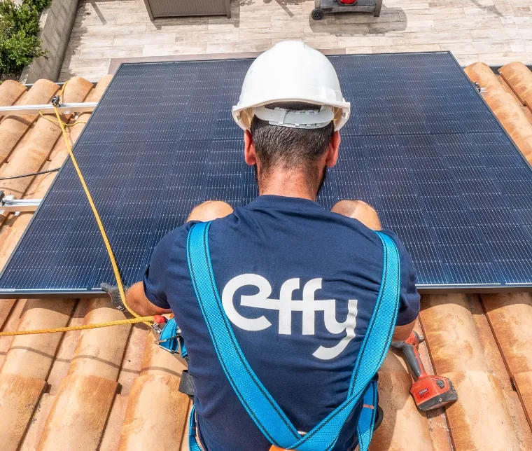 Artisan partenaire Effy installant des panneaux photovoltaïques sur un toit en tuile