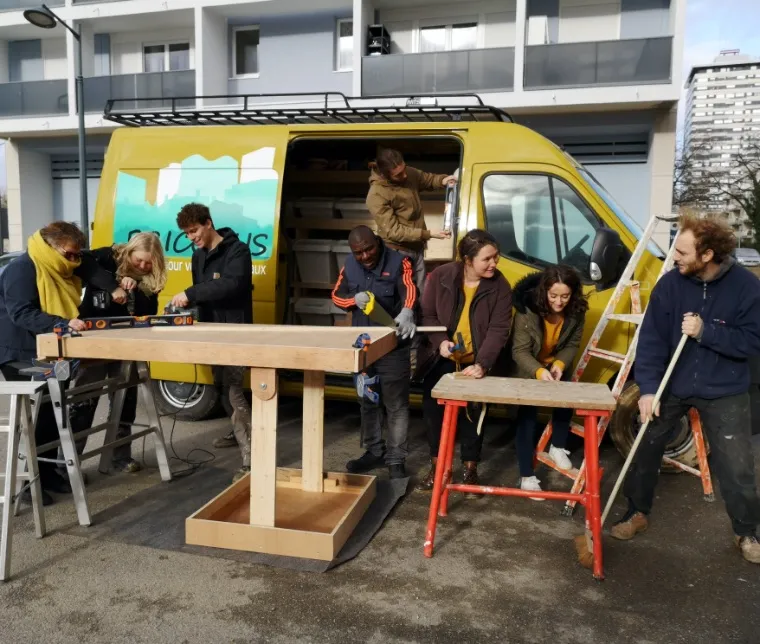 Hommes et femmes travaux devant un van