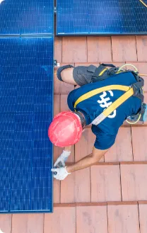artisan avec équipement de protection pose panneau solaire toit